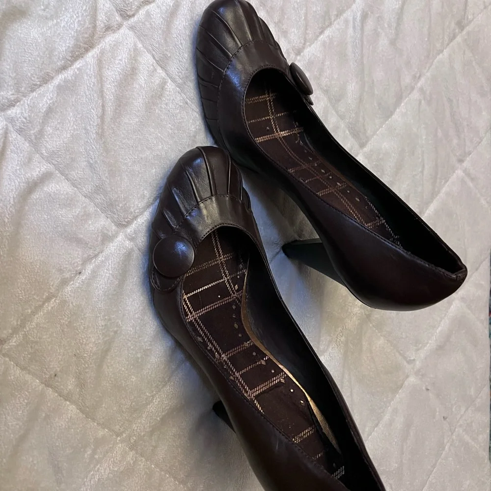Brown leather BCBG heels with button detail, excellent condition. Size 8.5 - Picture 5 of 7